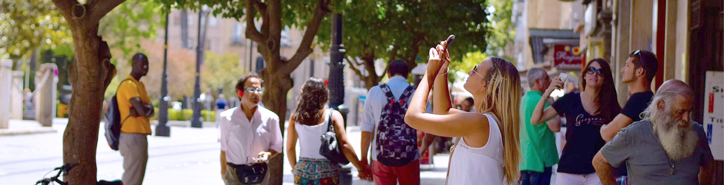Personas caminando en la calle