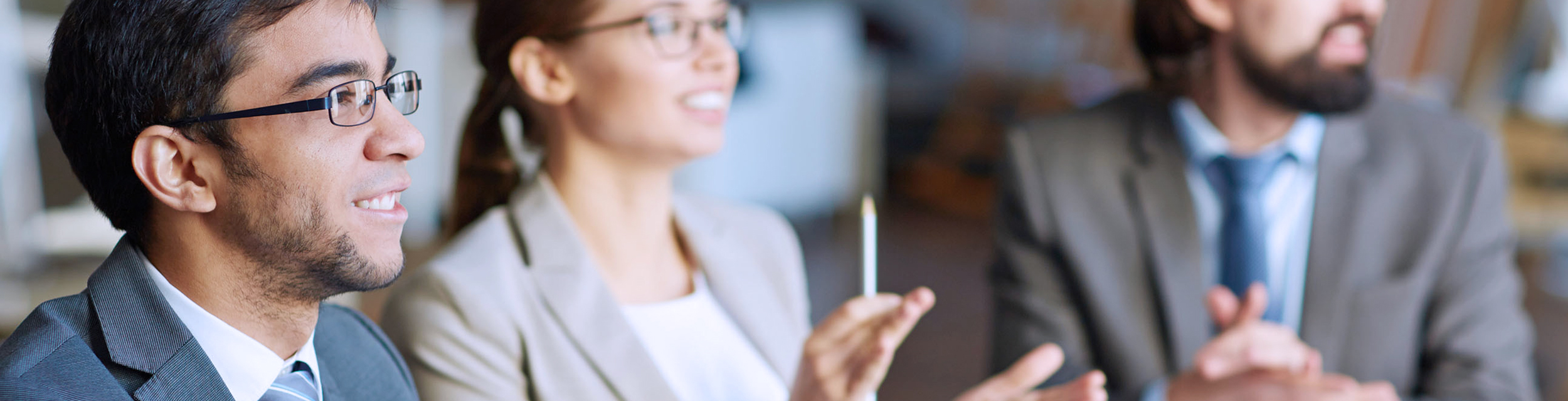 Personas vien una presentacion en una reunion de oficina