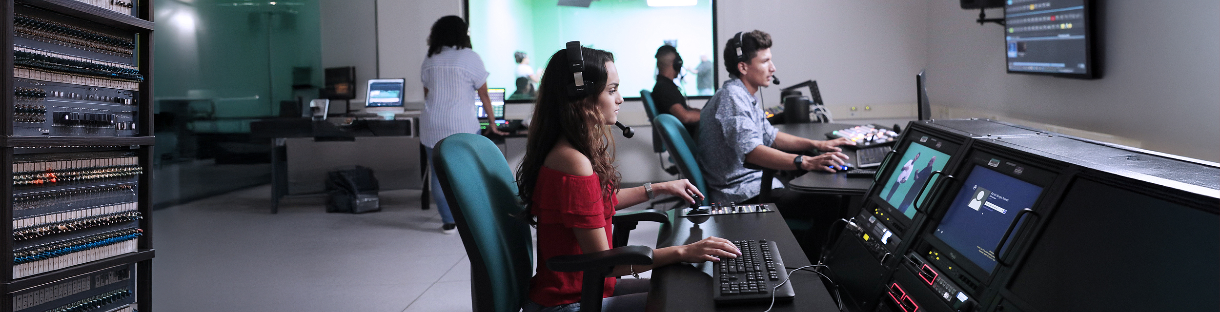 Esrudiantes en Estudio de TV