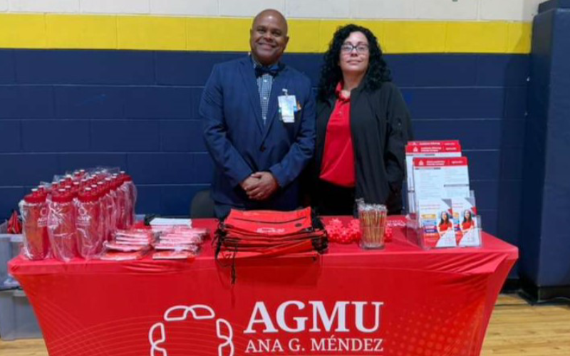 Persona frente a mesa con articulos e AGMU