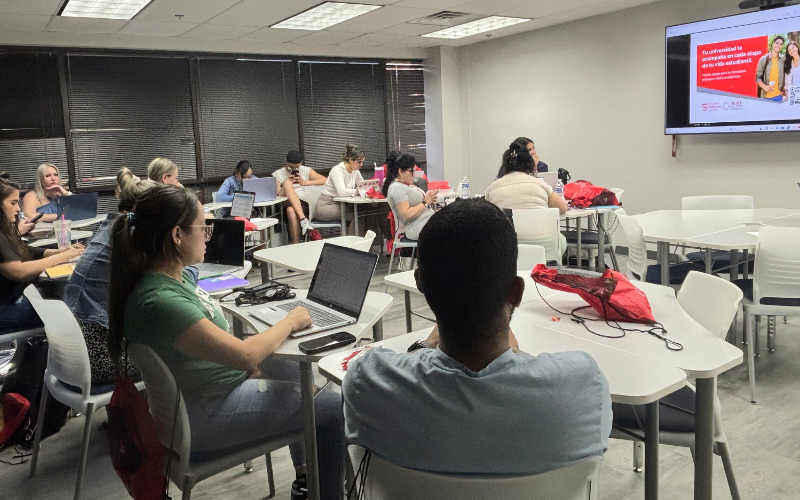 personas en evento de orientacion