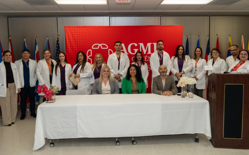 Profesores y estudiantes en ceremonia de Pinning