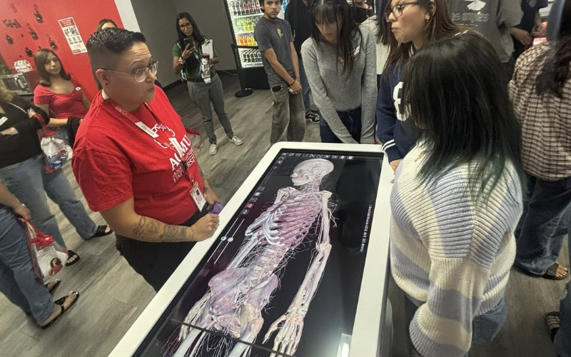 campus tour estudiantes y profesora hablan sobre la tecnología en salud