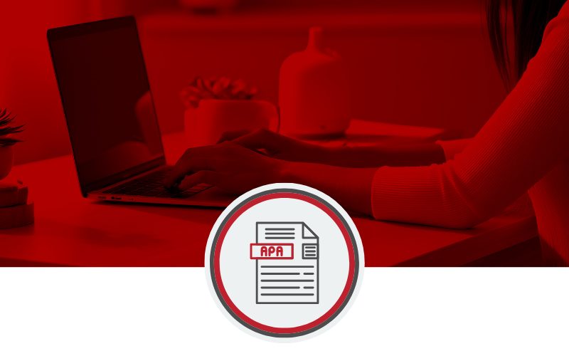 Estudiante en computadora tono rojo