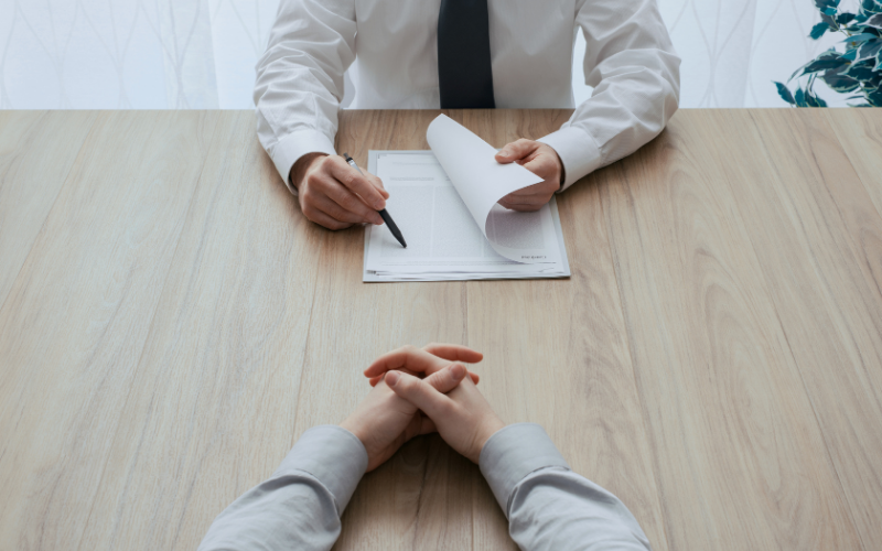 Mesa en entrevista de trabajo
