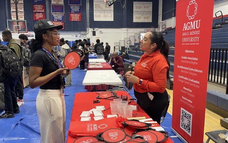 personas en un evento dialogando sobre AGMU