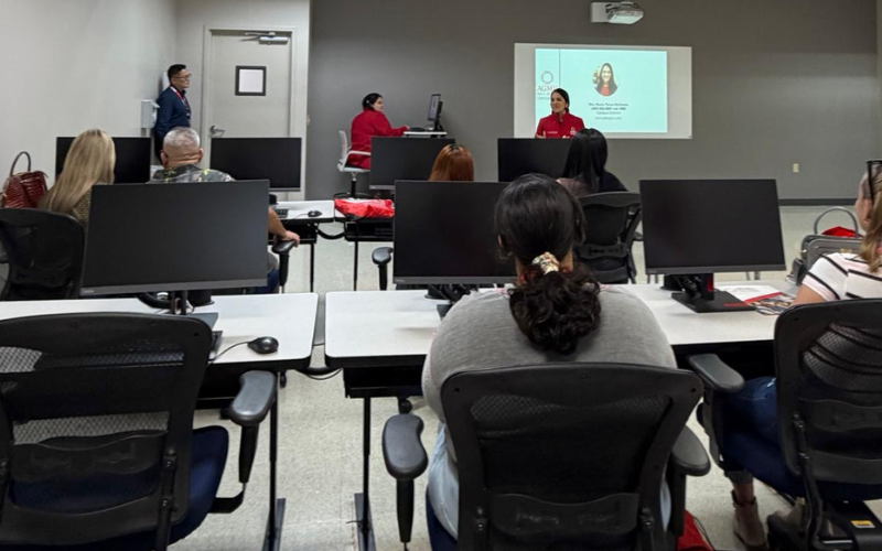 Estudiantes de nuevo ingreso participan en una orientación en Metro Orlando Campus, mientras personal de AGMU presenta información para su inicio universitario.